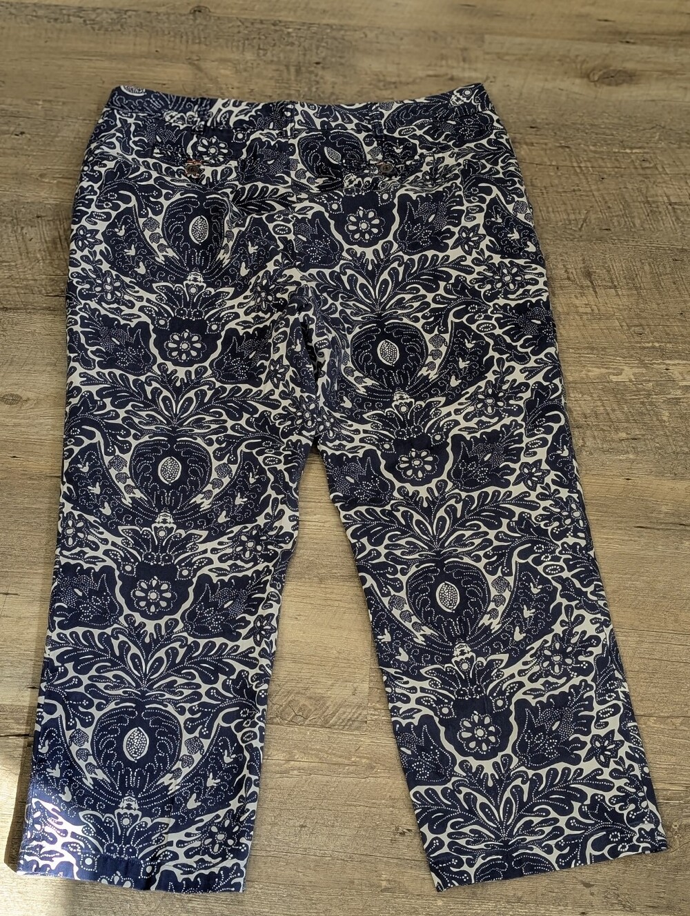 Lands End cropped straight leg Hawaiian blue/white floral print pants. Size 14 - Picture 3 of 9